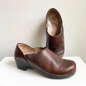 Dansko heeled closed toe shoe brown size 40